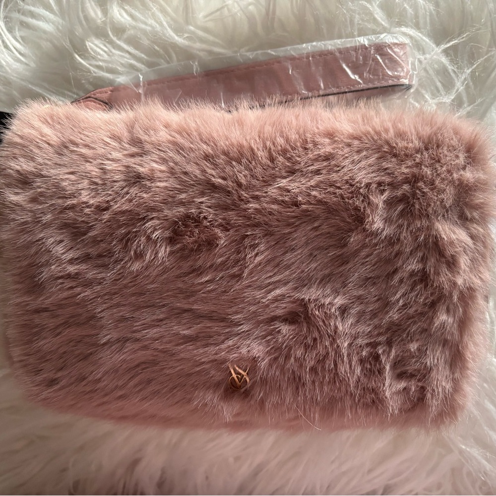 Victoria’s Secret/Luxurious Pink Faux Fur Clutch